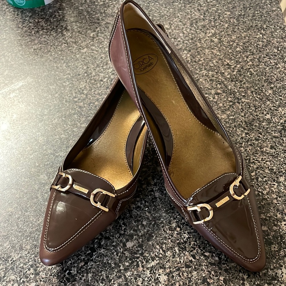 Beautiful Joan and David Circa brown leather and patent pump. Gold hardware.